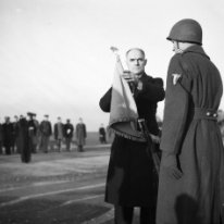 F092 Le Ministre de l'Air du gouvernement Charles de Gaulle Charles Tillon décore les fanions des groupes Maroc, Bretagne, Gascognes, 02/12/1944 à Bron. MARAUDERS...