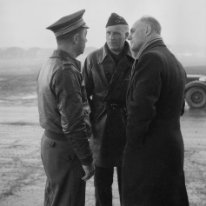 F099 02/12/1944 à Bron. Le Ministre de l'Air du gouvernement Charles de Gaulle Charles Tillon avec le Général Bouscat et de dos le Commandant de Maricourt.
