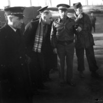 F114 02/12/1944 à Bron. Le Ministre de l'Air du gouvernement Charles de Gaulle Charles Tillon vec le Commandant de Maricourt et à droite le Commandant Meyrand.
