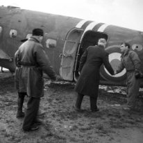 F116 02/12/1944 à Bron. Le Ministre de l'Air du gouvernement Charles de Gaulle Charles Tillon et le Général Bouscat.