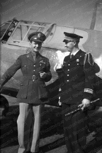 Colonel Constantin Rozanoff à droite. Remise officielle de 12 Curtiss P-40 à Casablanca en 1943