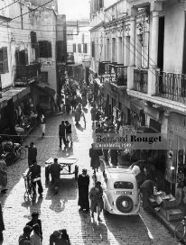 La rue du commandant Provost a été à partir de 1907 le centre de la vie européenne elle débouche sur l'ex place de France, 1952