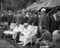 Le roi Hassan II reçoit le Président Nasser et le futur Président Anouar El-Sadate à Ifrane, 1962. Le roi Hassan II reçoit le Président Nasser et le futur Président Anouar El-Sadate assis à coté du Prince Moulay Abdallah, Rabat, 1962.