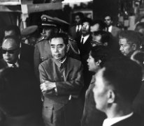 Chou en Lai Premier ministre de la République Populaire de Chine, au Maroc lors de sa tournée au Moyen-Orient et en Afrique. Décembre 1963. A gauche le ministre chinois des...