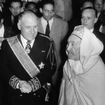 Le Résident Général Dubois s'entretient avec le vizir Si Mammeri, qui s'était volontairement exilé en Algérie; son pays d'origine; pendant l'exil du sultan; S.M. Mohammed Ben Youssef. 1956