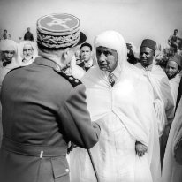 Le général Juin serrant la main du Glaoui 1953