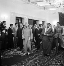 Koweit, 1960 Palais de l’Émir : Derrière de gauche à droite : Mr Abd El Kalhed Torres, Mr Bahnimi, Docteur Cleret, Moulay Ahmed Alaoui, et à gauche de l’Émir S.A.R le Prince...